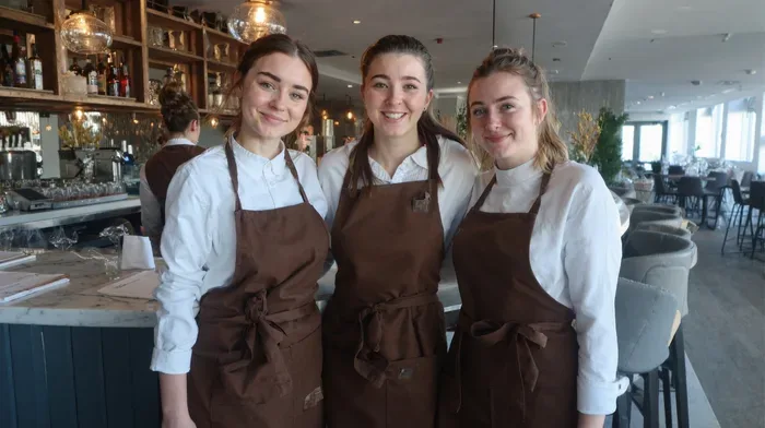Drei Servicekräfte von TopS. in einem Restaurant